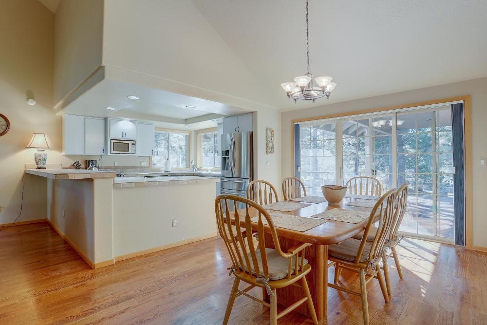 13 Ollalie Home with 2 Car Garage
